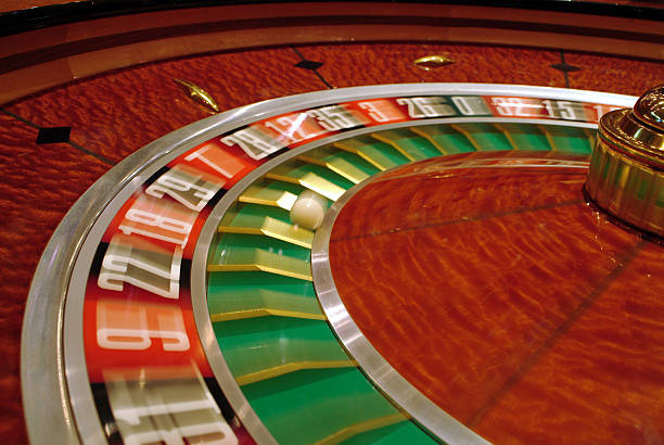 Dealer profesional membagikan kartu baccarat di studio live hercules99 dengan sistem multi-kamera